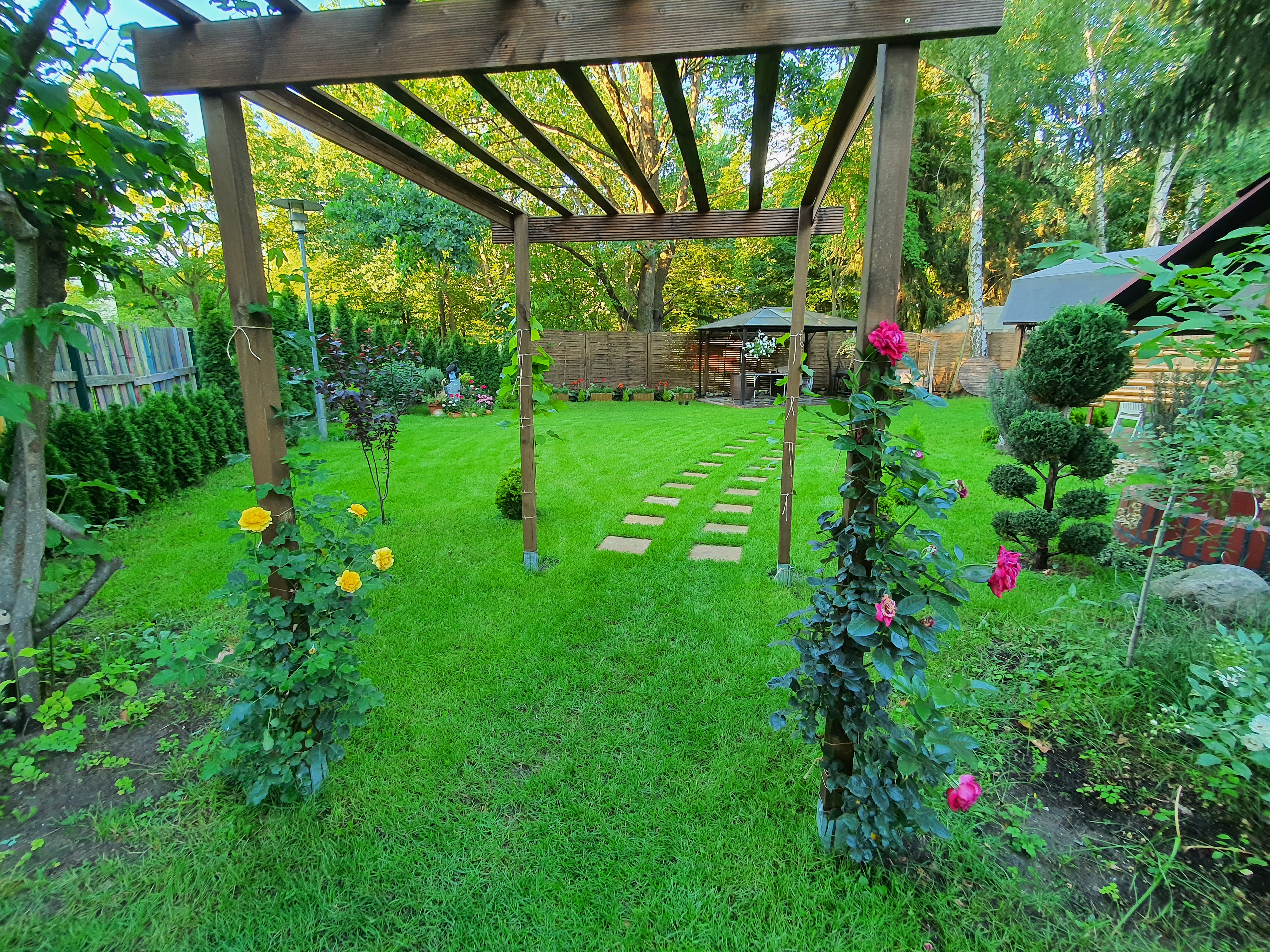 Bodenverlegearbeiten: Fliesenleger bei der Arbeit an einer Terrasse.